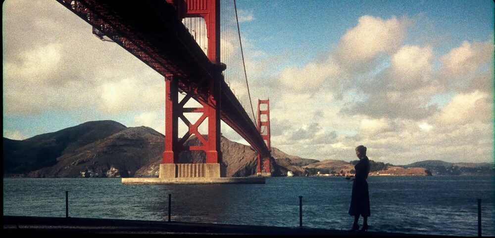 Une femme de dos face au Golden Gate Bridge, plan du film Vertigo